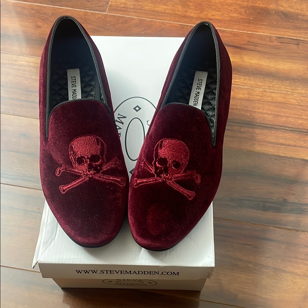 Steve Madden Men's Burgundy Velvet Loafers. NWOT